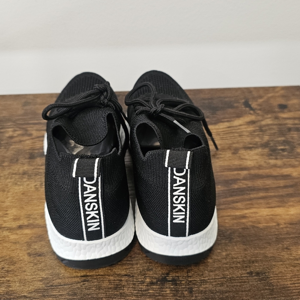 Brand New Women's Danskin Black And White Slip On Sneakers Size--6 - Picture 2 of 11